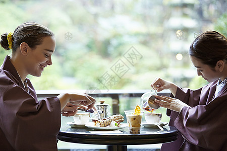 两个女人换上现代和服说笑吃喝图片