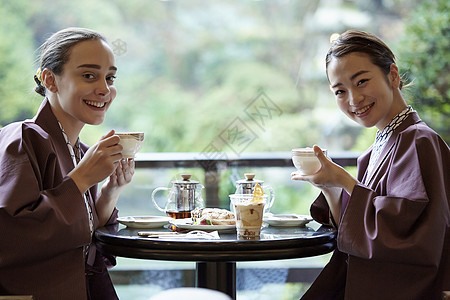 两个女人换上现代和服说笑吃喝图片