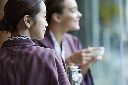 两个女人换上现代和服说笑吃喝图片