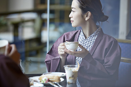 两个女人换上现代和服说笑吃喝图片