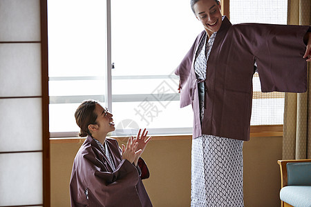 两个女人换上现代和服说笑图片