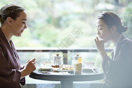  享受下午茶的两位女性图片