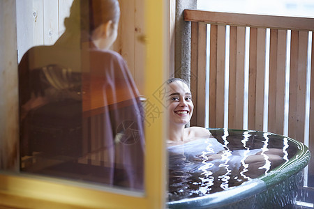  泡温泉的外国女性图片