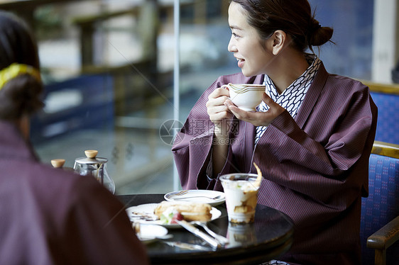 温泉酒店清新亲密外国妇女享受旅行和日本妇女图片