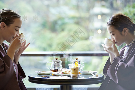 壮年茶二十几岁外国妇女享受旅行和日本妇女图片