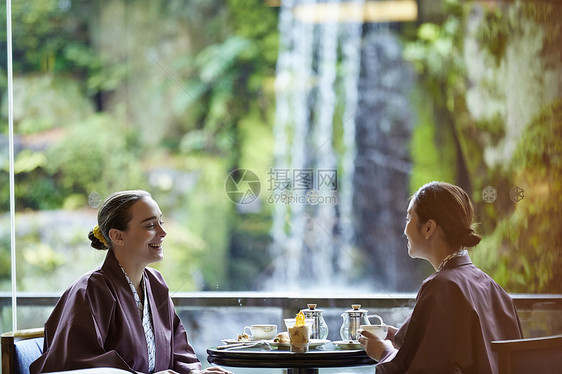 零食旅游业刷新外国妇女享受旅行和日本妇女图片