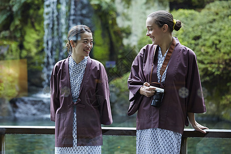 旅行者美丽观光外国妇女享受旅行和日本妇女图片
