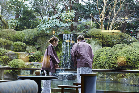 白人日式庭院两个人外国妇女享受旅行和日本妇女图片