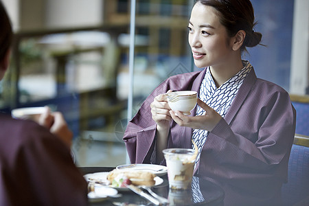 果脯30多岁院子外国妇女享受旅行和日本妇女图片