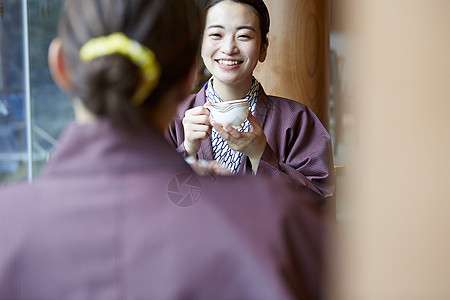 甜点休息女人外国妇女享受旅行和日本妇女图片