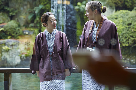 温泉酒店放松日式花园外国妇女享受旅行和日本妇女图片