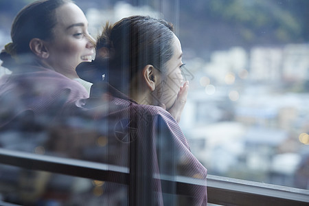 说话寄宿旅馆外国妇女享受旅行和日本妇女图片