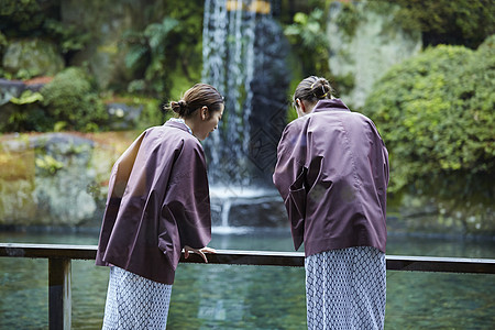 日式服装双人二十多岁外国妇女享受旅行和日本妇女图片