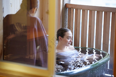 清新女孩假期外国女和日本女享受户外浴图片素材