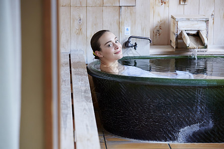 留学生日式旅店感觉好喜欢户外沐浴的外国女背景图片