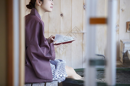 旅游日式房间旅行者享受室外浴的日本妇女图片
