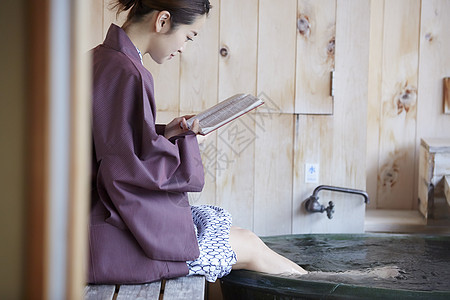 岐阜县旅途寄宿享受室外浴的日本妇女图片