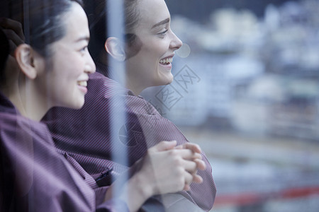留学生笑脸外面外国妇女享受旅行和日本妇女图片