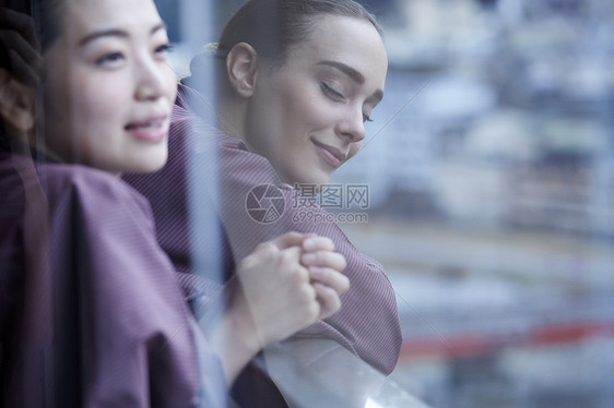 穿着现代和服趴在栏杆上的两个女人图片