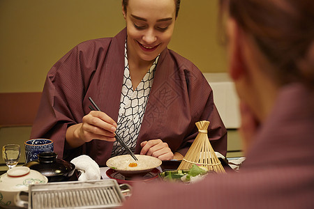 穿着现代和服的两个女人在享受美食图片