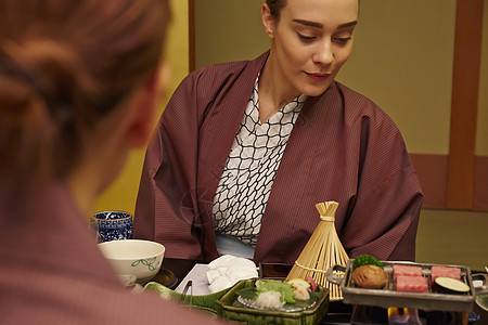 穿着现代和服享受美食的两个女人图片