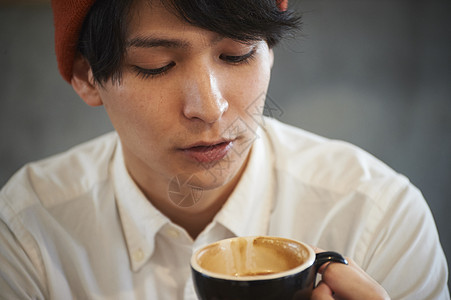 咖啡馆放松喝咖啡的男顾客图片