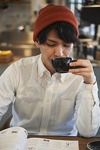 咖啡馆放松喝咖啡的男顾客人图片