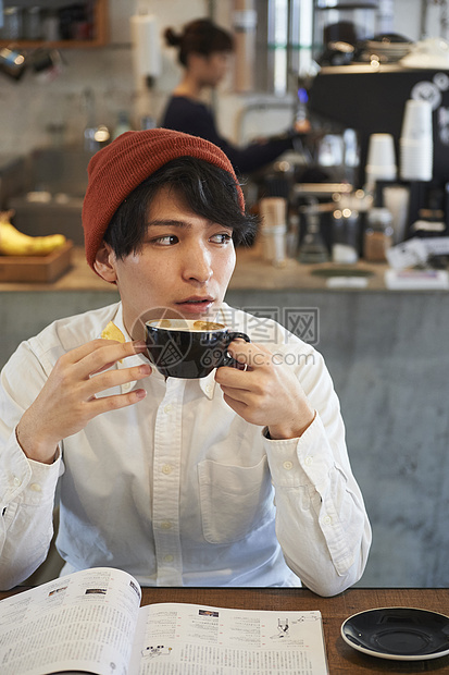 咖啡馆喝咖啡的男青年图片