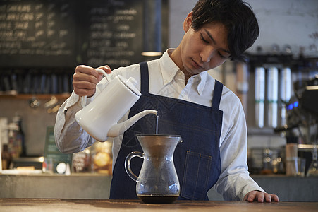 制作手冲咖啡的咖啡师图片
