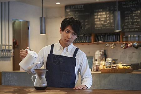 咖啡馆工作的咖啡师图片