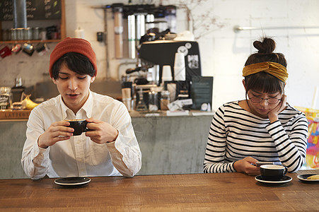 在咖啡馆喝咖啡的男女青年图片