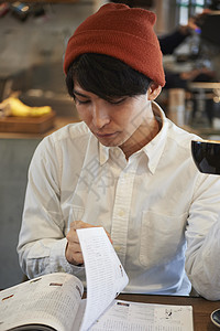 咖啡馆喝咖啡放松的男青年图片