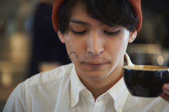 在咖啡厅放松喝咖啡的男士图片