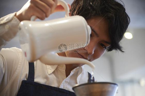 男性咖啡师冲泡咖啡图片