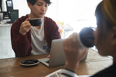 男性青年在咖啡店喝咖啡图片