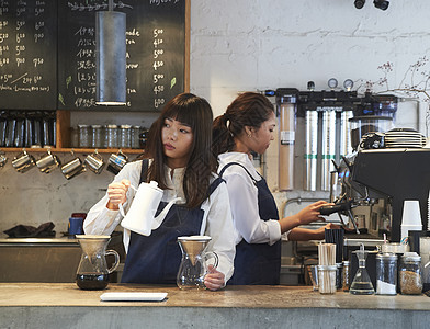 咖啡馆工作的女店员图片
