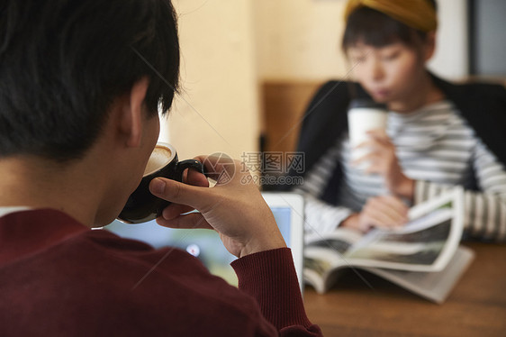 喝咖啡的男性背影图片