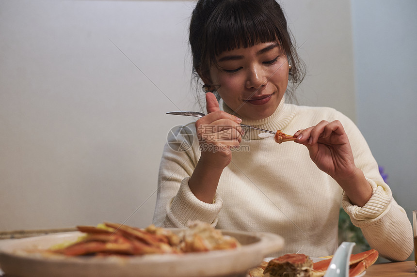 吃喝享乐的女人吃螃蟹图片