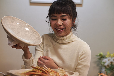 准备吃螃蟹的女孩图片