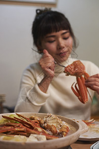 年轻女性开心的吃螃蟹图片