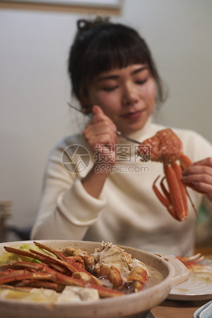 年轻女性开心的吃螃蟹图片