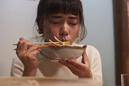 年轻女性开心的吃螃蟹火锅喝汤的图片