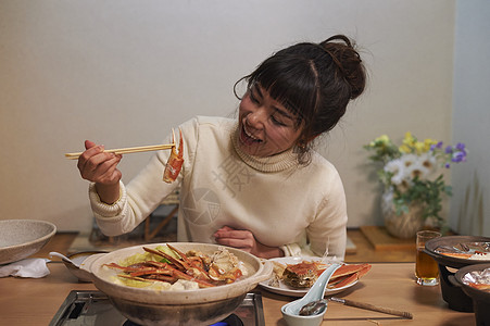 开心的吃着螃蟹的女孩图片