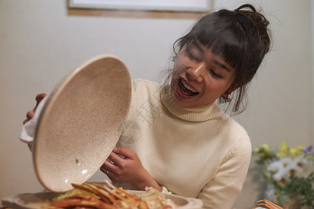 打开螃蟹火锅的女孩图片