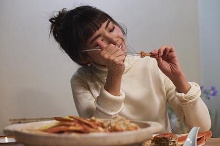 开心的吃着螃蟹的女孩图片