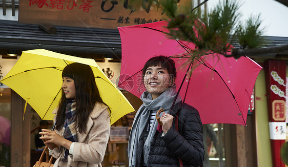 二个女孩下雨天游览名胜古迹图片