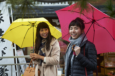 二个女孩下雨天游览名胜古迹图片