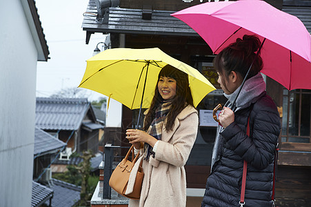 二个女孩下雨天游览名胜古迹图片