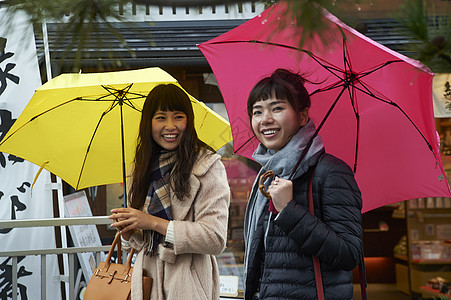 二个女孩下雨天游览名胜古迹图片