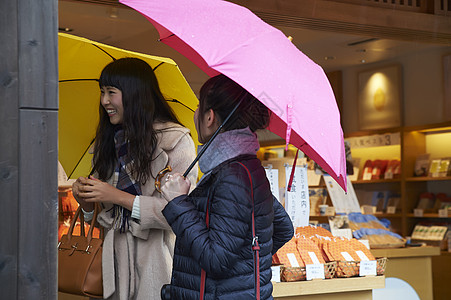 二个女孩下雨天游览名胜古迹图片